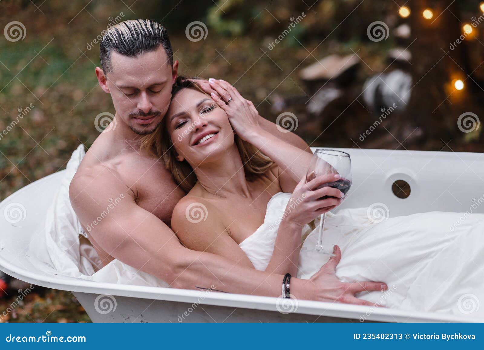 bonny freeman share kissing in the bathtub photos