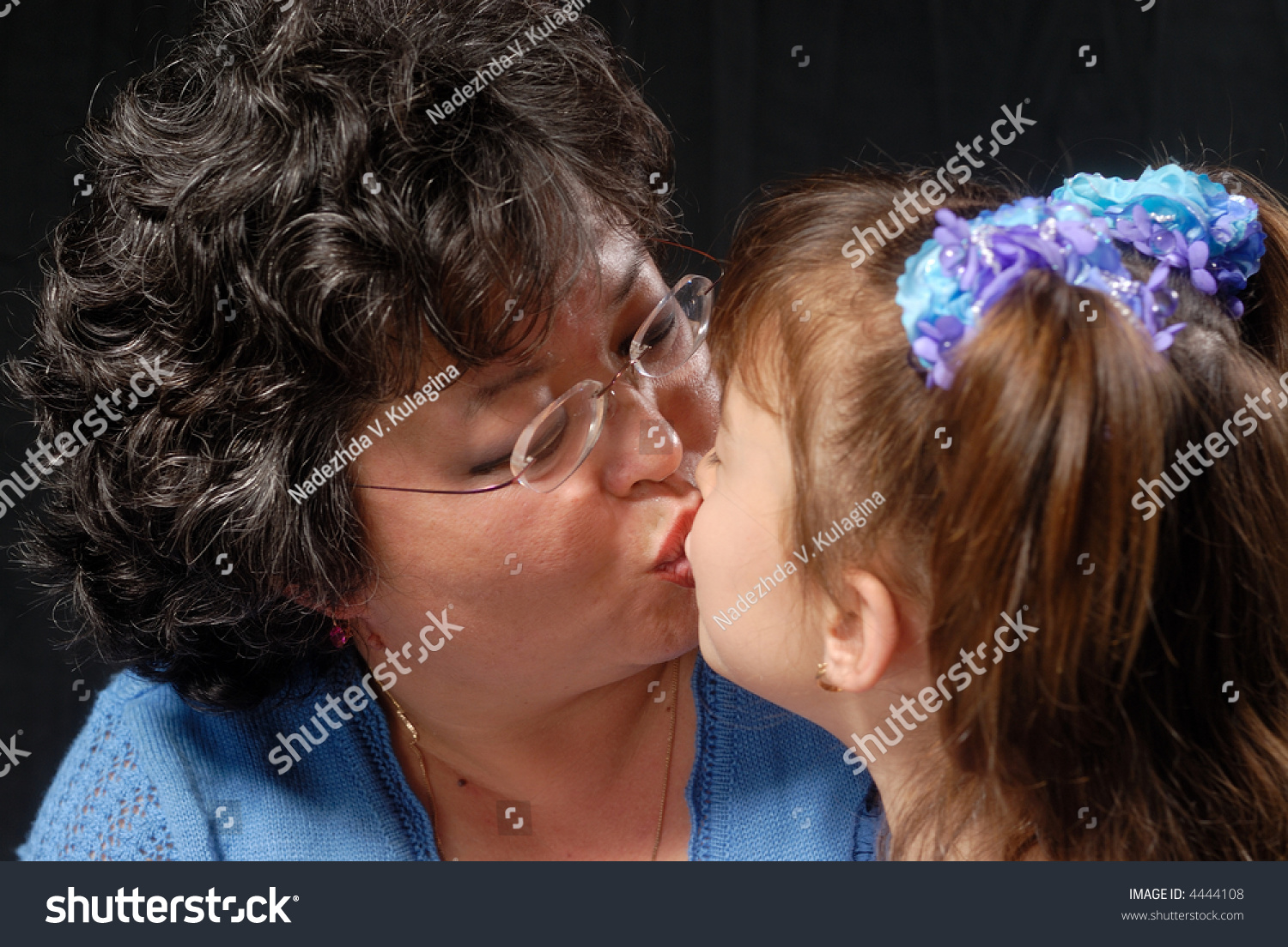 ben pigsley recommends mom and daughter kissing pic