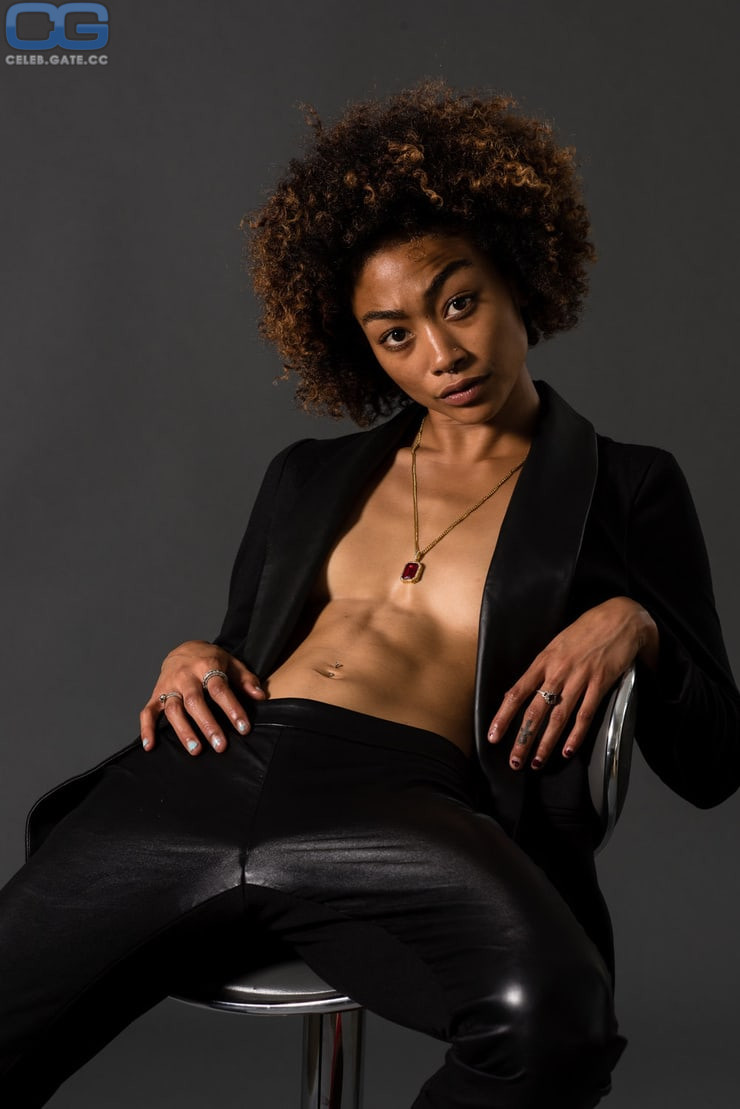 Tati Gabrielle Nude her thighs