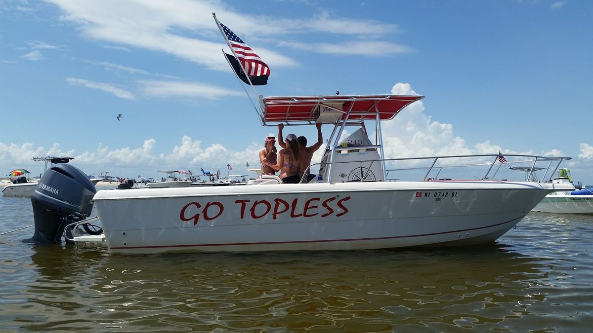 Topless On The Boat las chicas