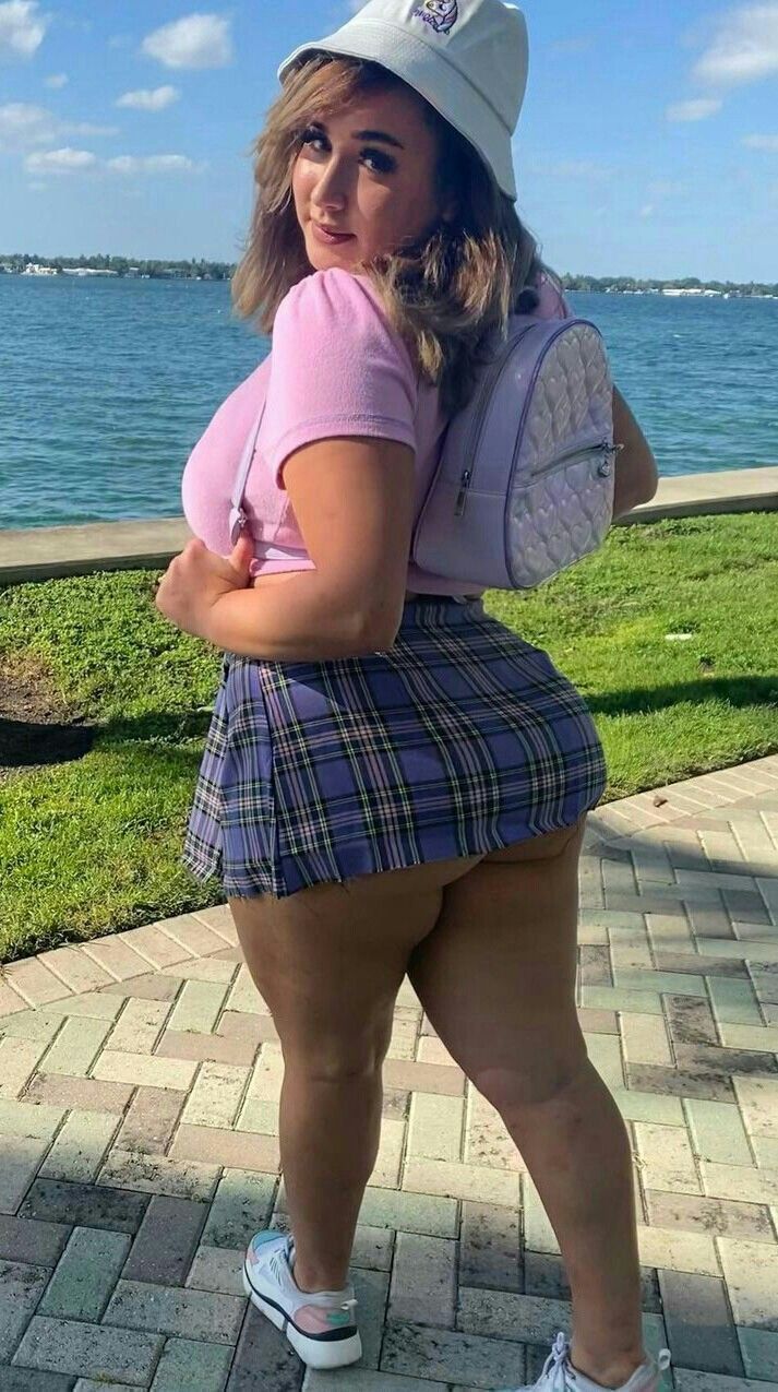 charlina paulin share big booty in short skirt photos