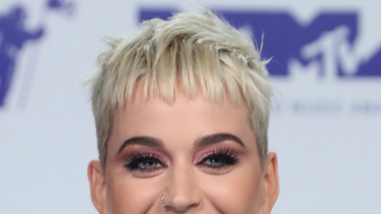 Katy Perry Sexy Blonde natural facial