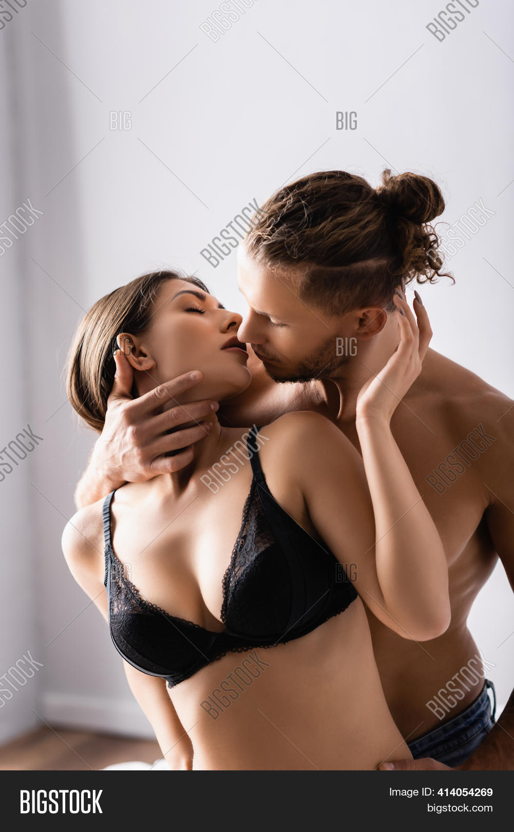 bill moriarty share sexy hot kiss photos