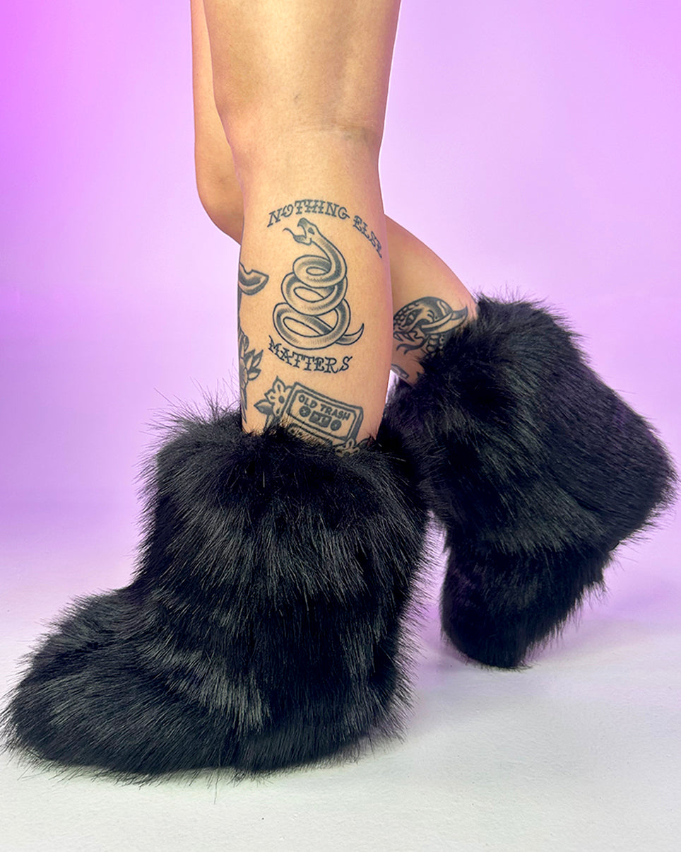 amanda cumberland add big fluffy fur boots photo