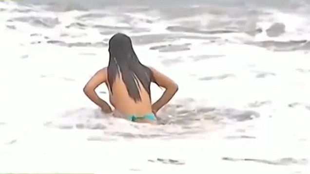 alice newbold recommends Bikini Falls Off At Beach
