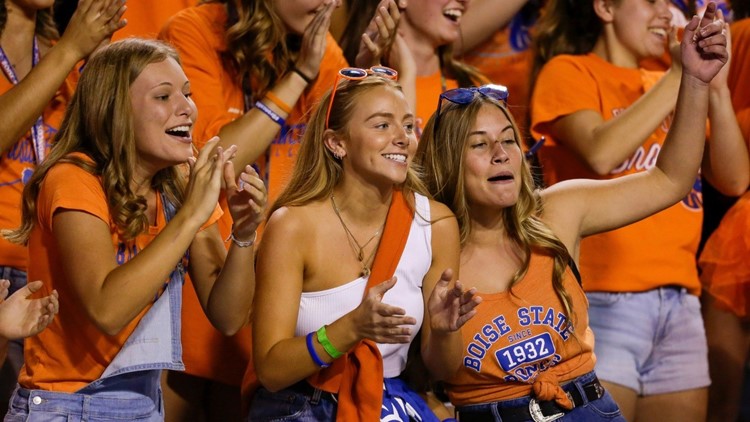 beatrice l collins recommends Braless At Football Game