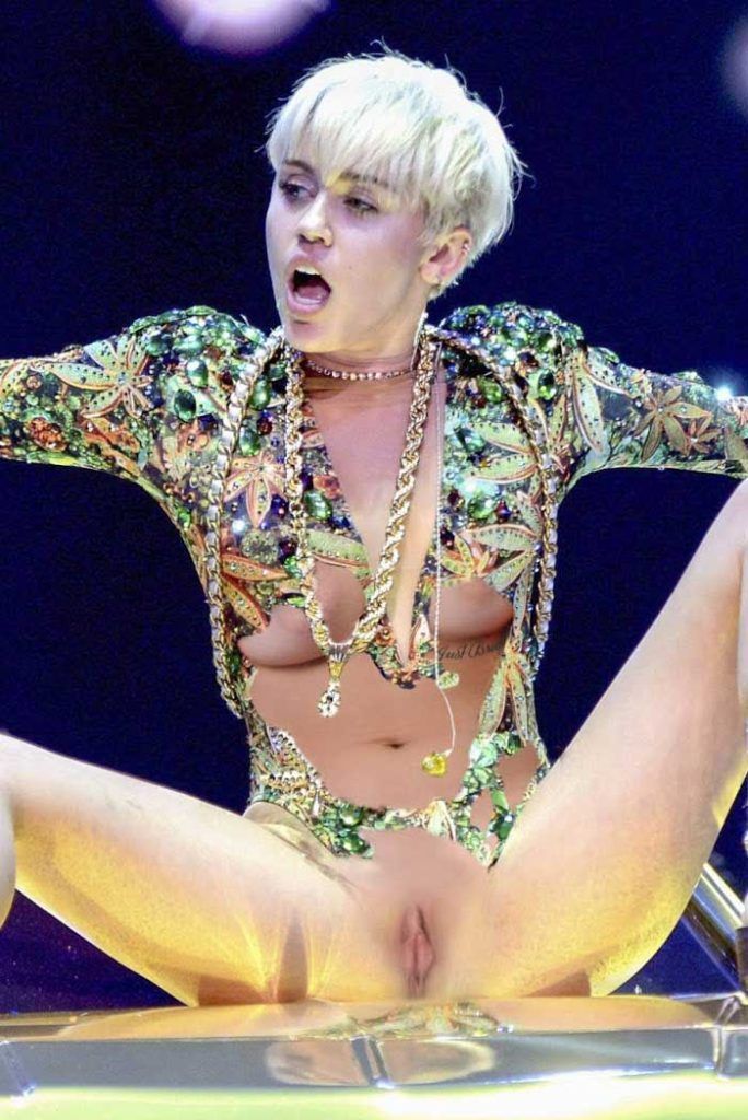 Miley Cyrus Pussy Eaten beach miami