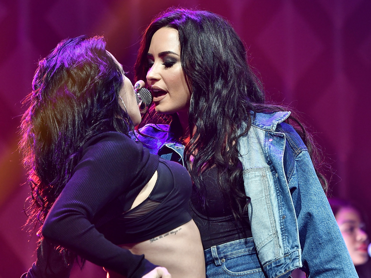 Demi Lovato Lesbian Kiss feuchter orgasmus