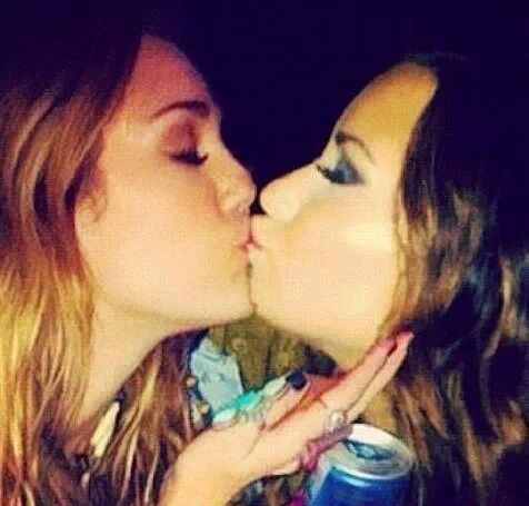 demi lovato lesbian kiss