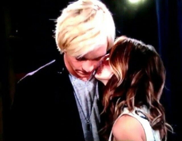 Austin And Ally Kissing aejo uocjyzo