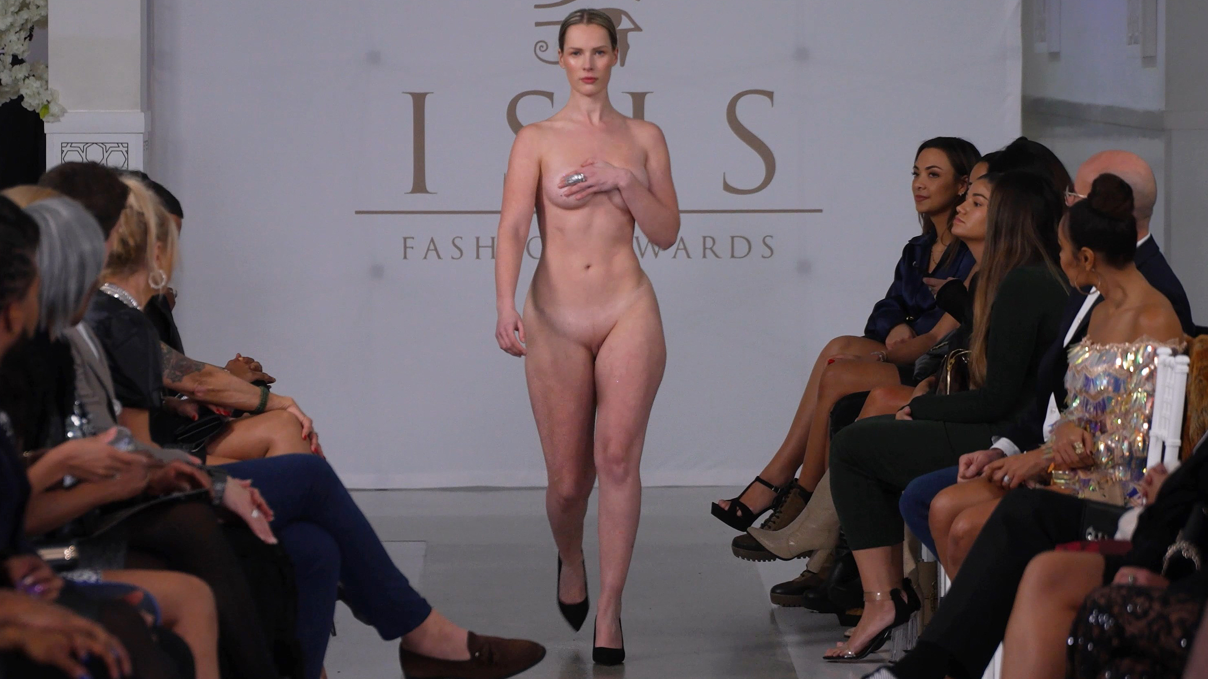 artha wibawa add nude fashion show photo