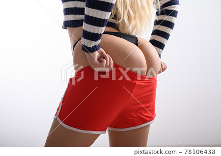 amira elabd share big booty in shorts photos