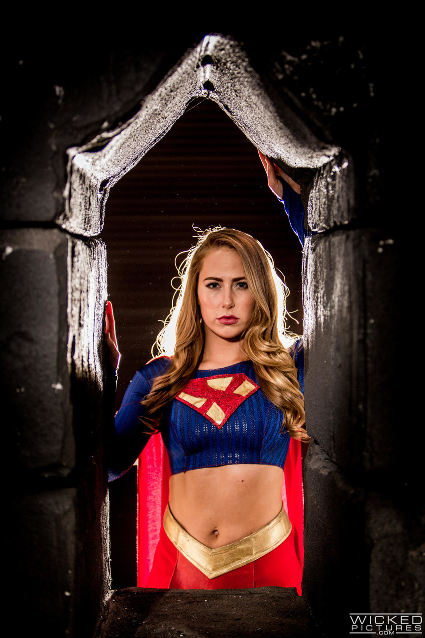 daron cox share carter cruise super girl photos