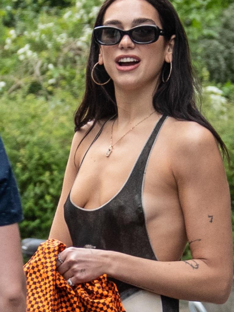 braless boobs in public