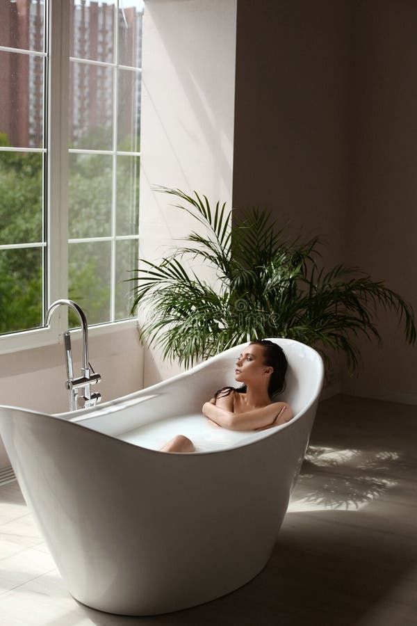 atif qaiyum share sexy bath tub pics photos