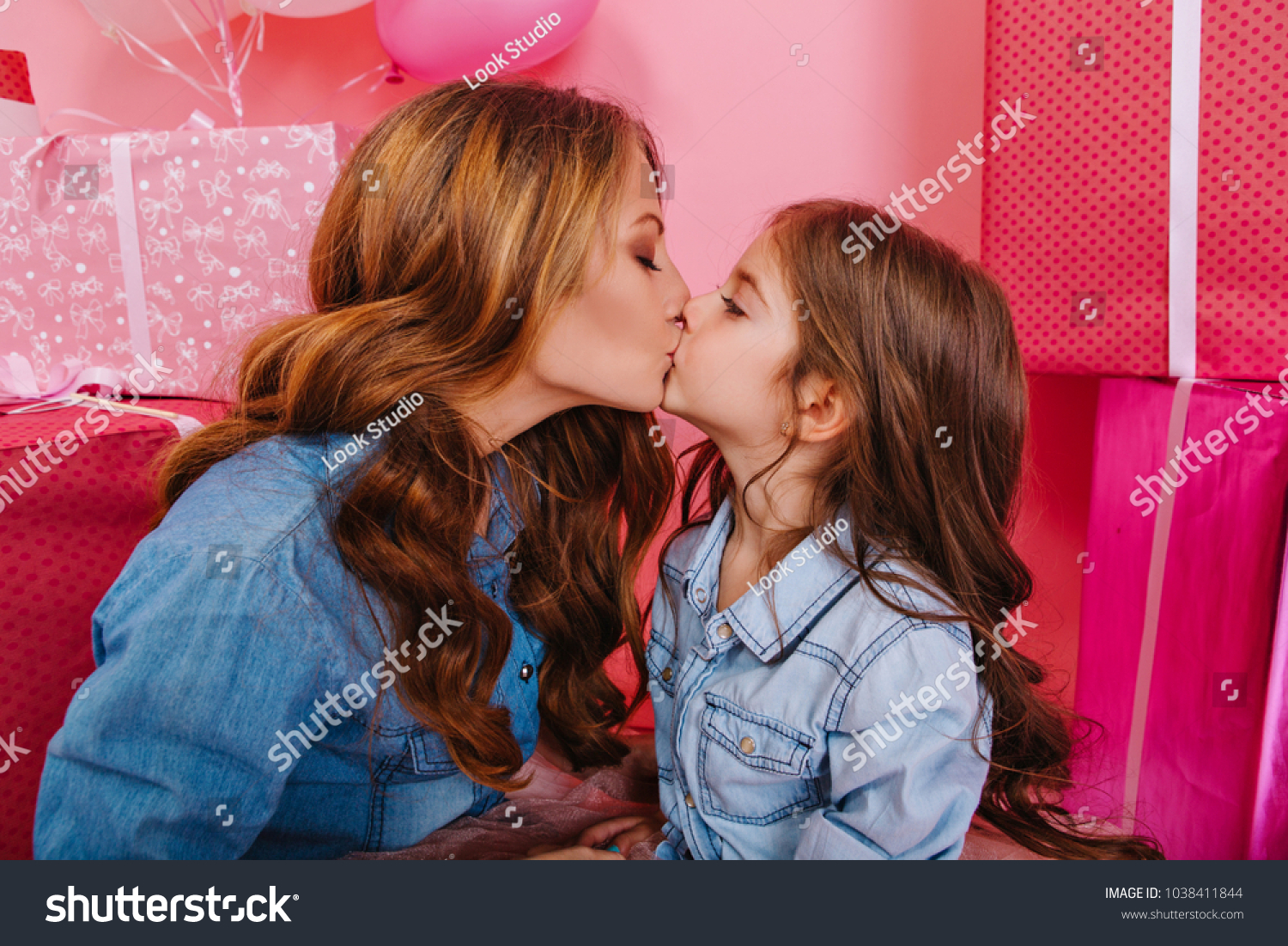 dilan rupasinghe add photo moms kissing daughters