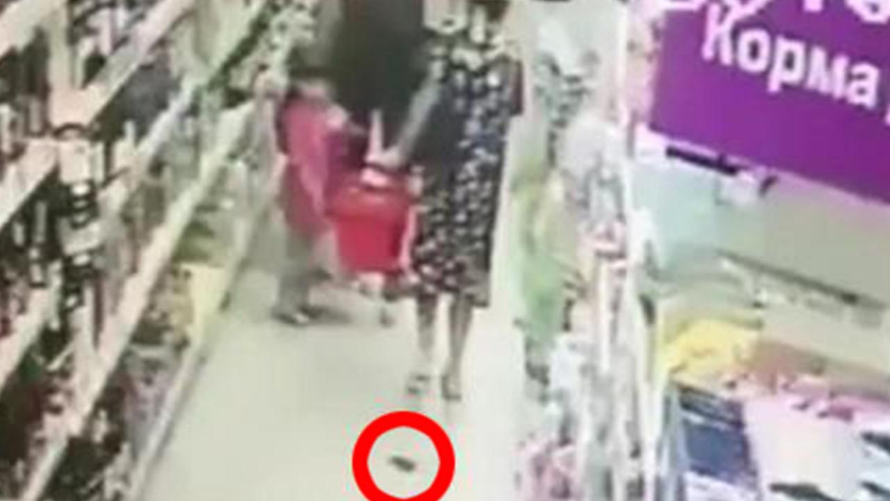 woman shits in supermarket