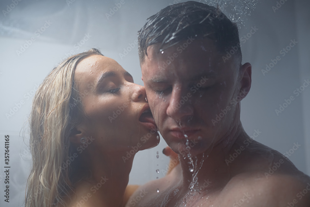 Girl Kissing In Shower characters fucking