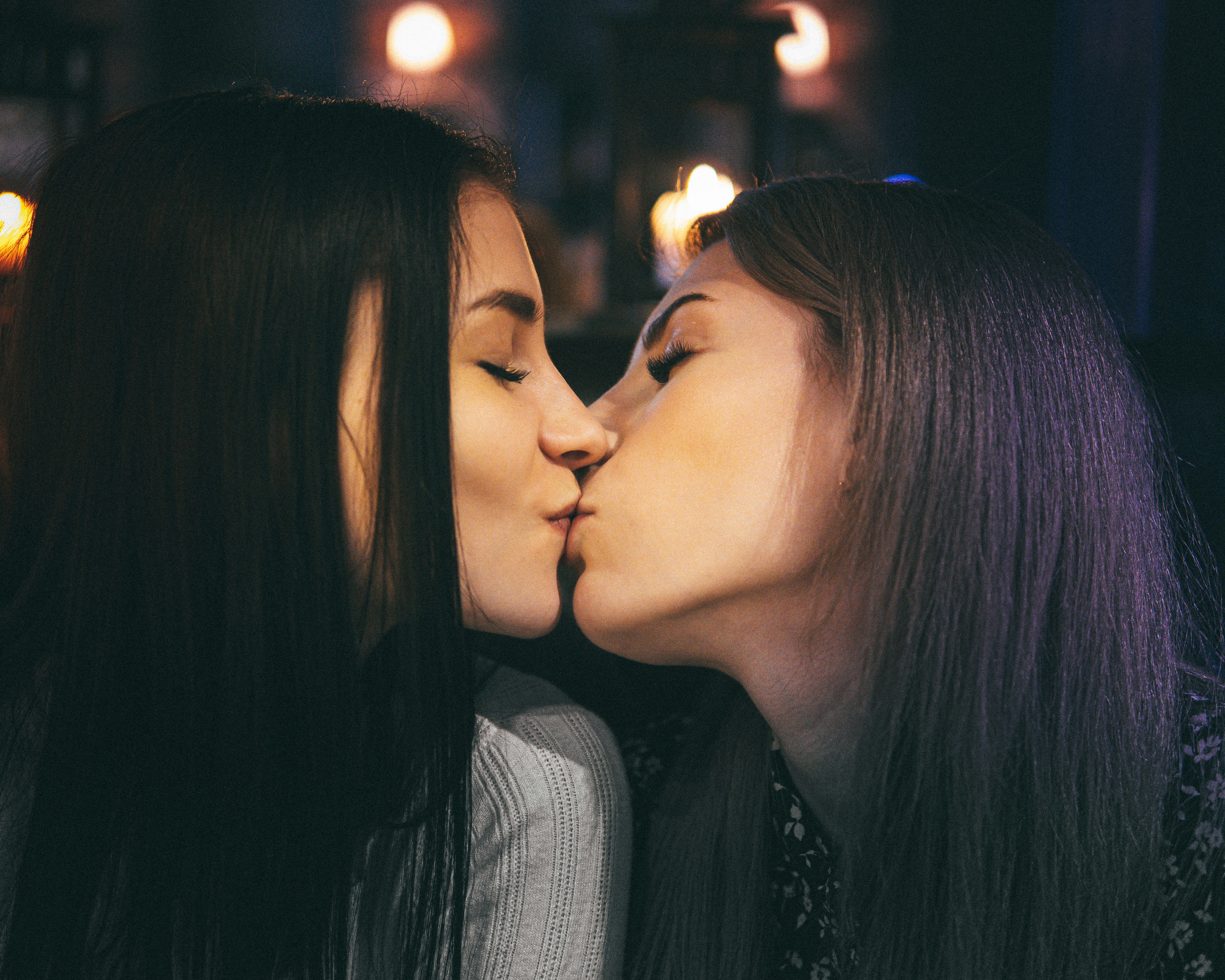 brett hibbs share hot mexican girls kissing photos