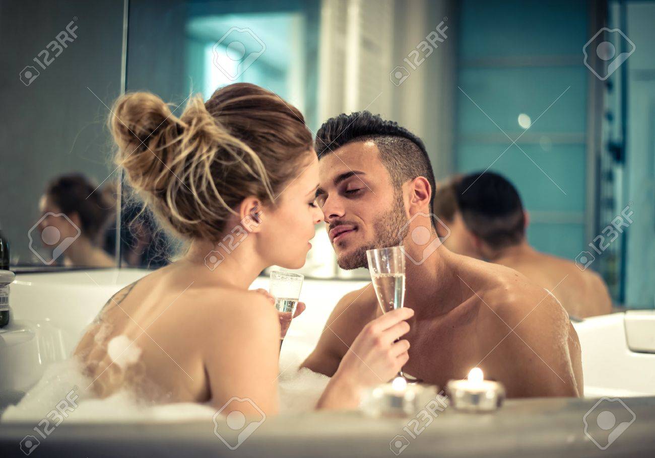 carrie kinne add photo kissing in the bathtub