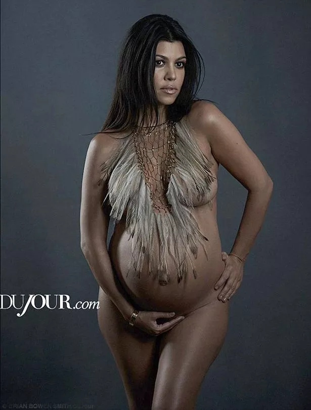 Kourtney Kardashian Leaked Nudes mujeres mastubandose