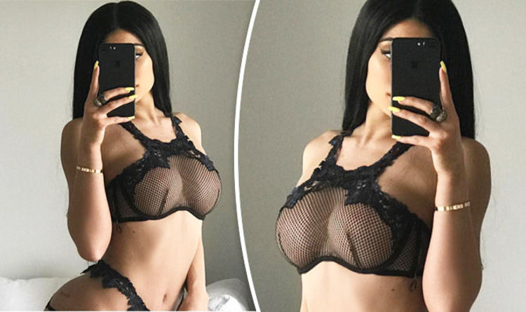 deanna dinwiddie recommends kylie jenner flashes boobs pic