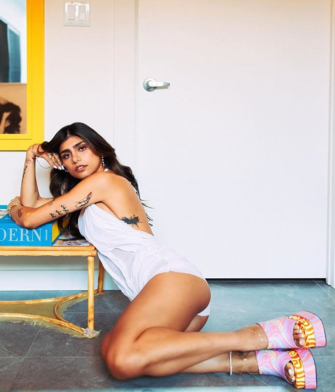 daniel topete recommends mia khalifa sexy feet pic