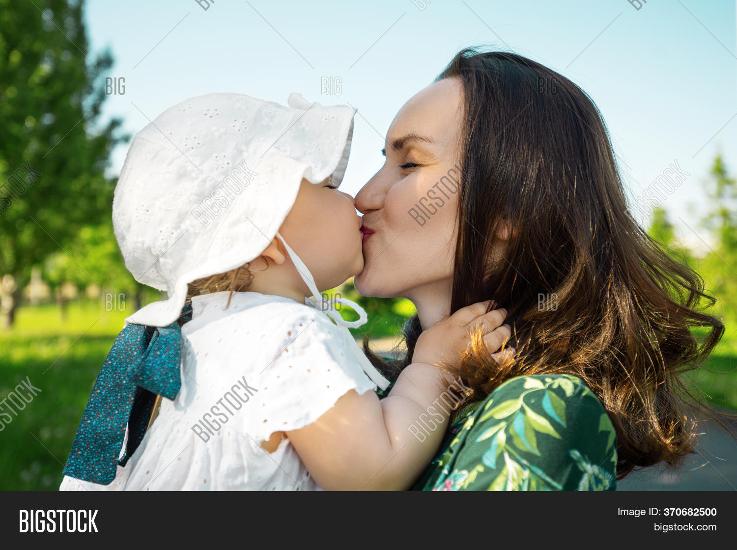 deepa venkatesh recommends moms kissing daughters pic