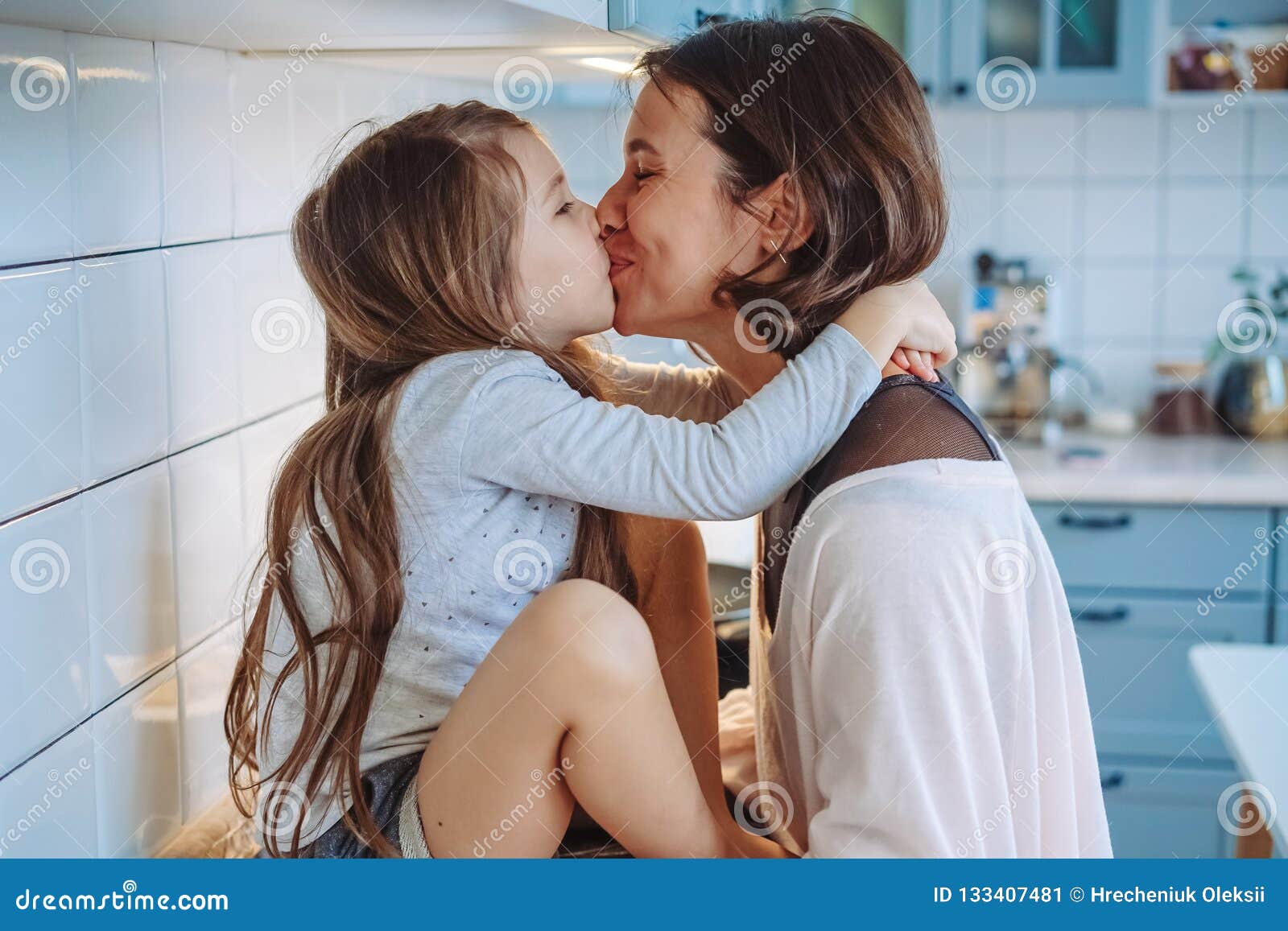 moms kissing daughters