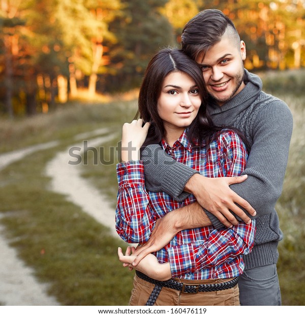 photo poses for couples outdoors